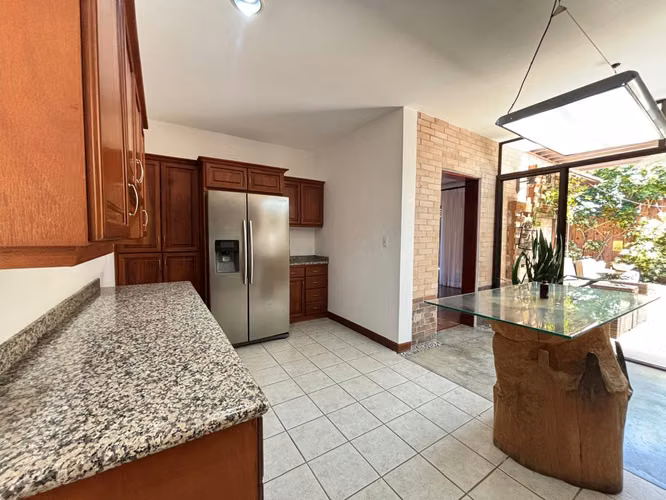  Casa en Venta en Condominio Puerta de Hierro, Santa Ana – KV