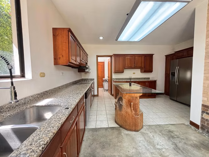  Casa en Venta en Condominio Puerta de Hierro, Santa Ana – KV