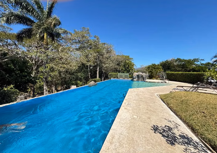  Casa en Venta en Condominio Puerta de Hierro, Santa Ana – KV