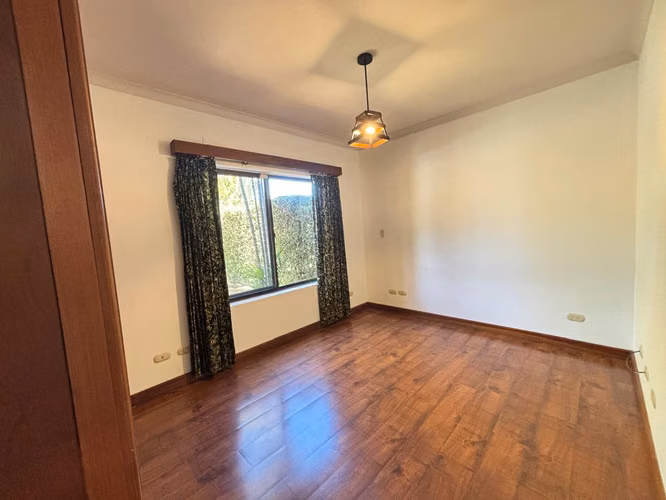  Casa en Venta en Condominio Puerta de Hierro, Santa Ana – KV
