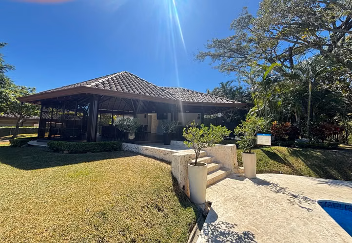  Casa en Venta en Condominio Puerta de Hierro, Santa Ana – KV