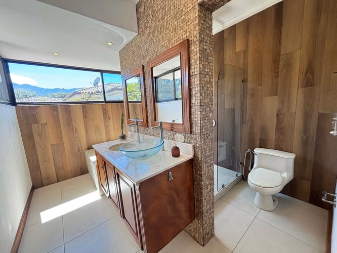  Casa en Venta en Condominio Puerta de Hierro, Santa Ana – KV