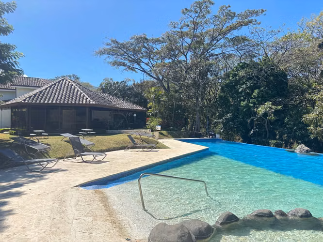  Casa en Venta en Condominio Puerta de Hierro, Santa Ana – KV