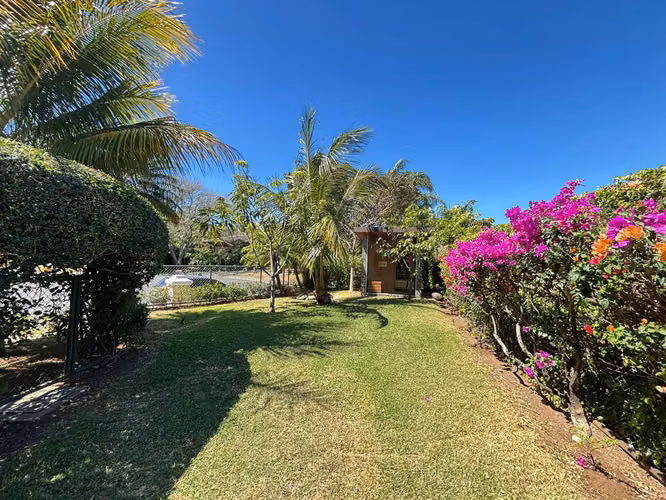  Casa en Venta en Condominio Puerta de Hierro, Santa Ana – KV