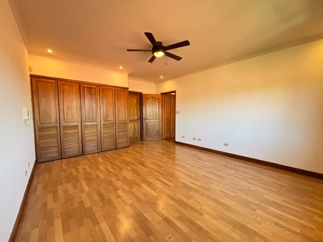  Casa en Venta en Condominio Puerta de Hierro, Santa Ana – KV