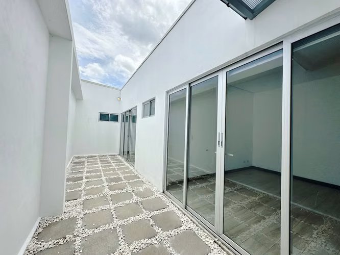 ALQUILER DE CASA DE 1 NIVEL EN CONDOMINIO EN SANTA ANA