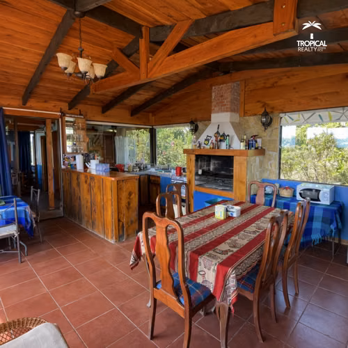 Quinta de Montaña en Venta en Poasito – Cabaña con Jacuzzi, Chimenea y Amplio Terreno - Imagen 3