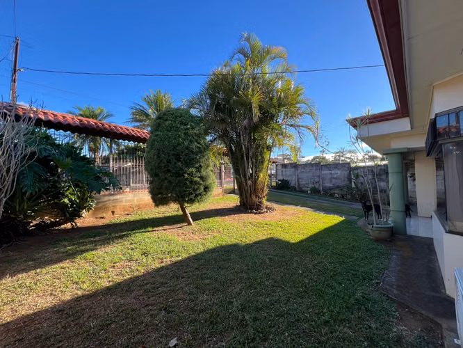 Venta de casa en un amplio lote ubicado en zona ligeramente rural - Imagen 2