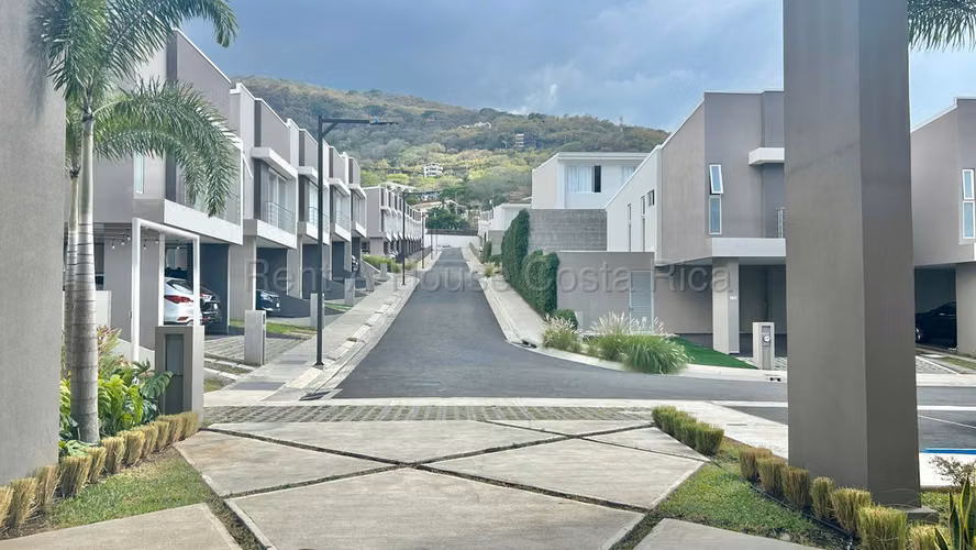 Alquiler de Casa en Condominio en Santa Ana rio Oro