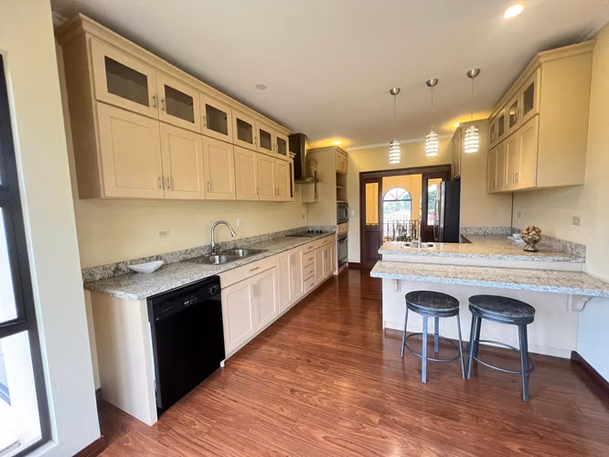 Alquiler Townhouse amueblado Cariari golf.