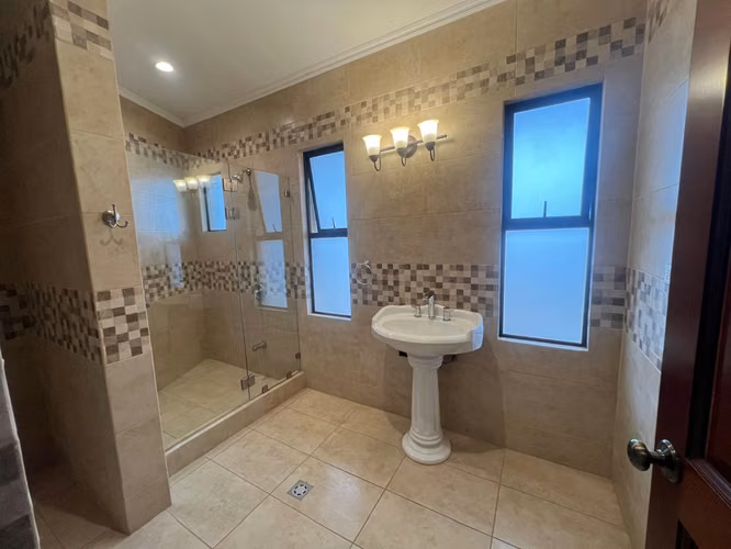 Alquiler Townhouse amueblado Cariari golf.