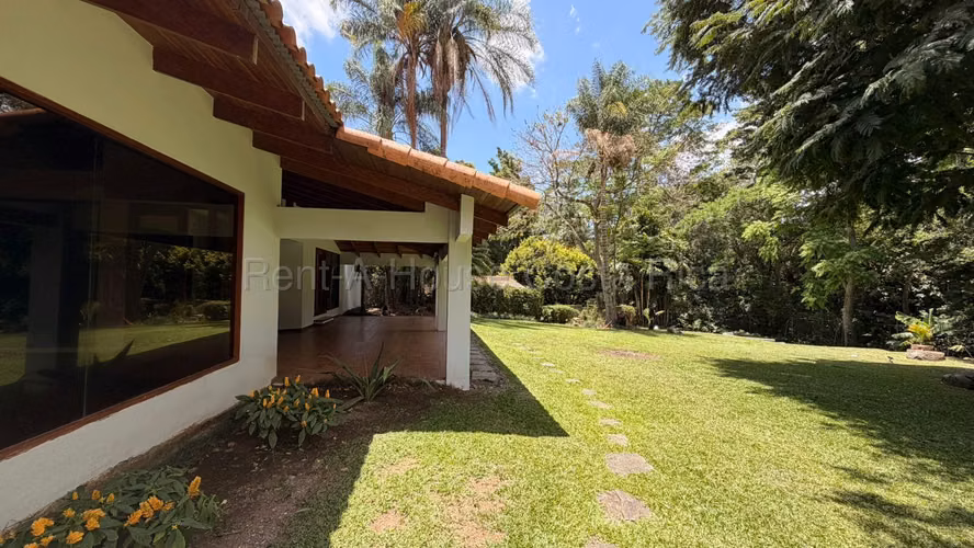 Venta de casa en Jaboncillos Escazú en lote de 2000 m2