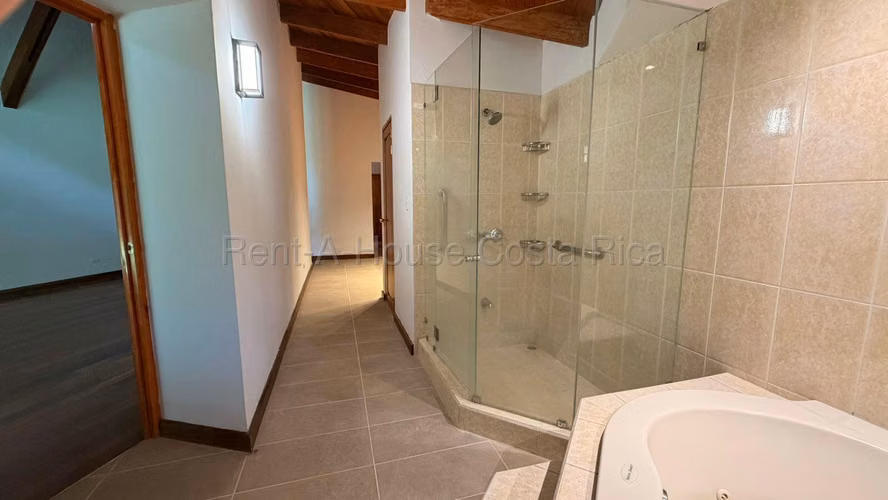 Venta de casa en Jaboncillos Escazú en lote de 2000 m2