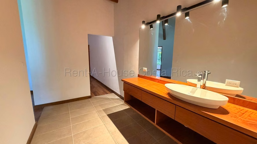 Venta de casa en Jaboncillos Escazú en lote de 2000 m2