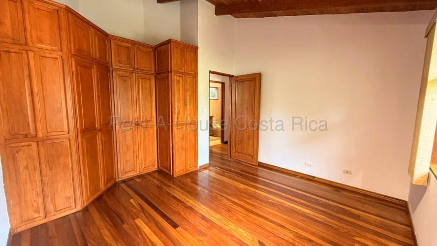 Venta de casa en Jaboncillos Escazú en lote de 2000 m2