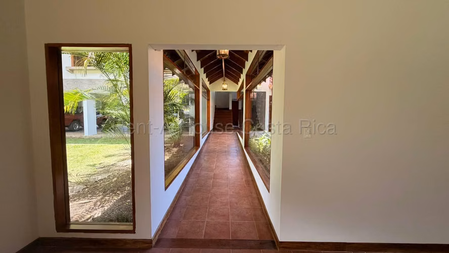 Venta de casa en Jaboncillos Escazú en lote de 2000 m2