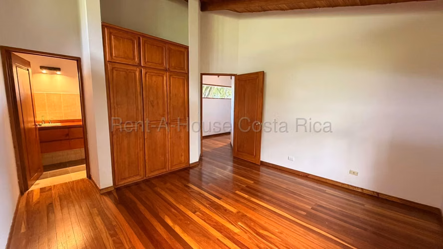 Venta de casa en Jaboncillos Escazú en lote de 2000 m2