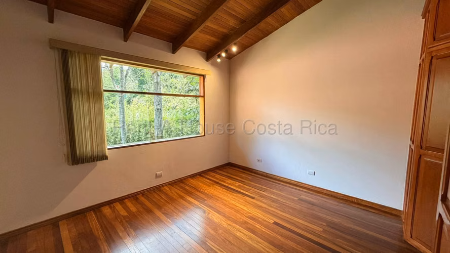 Venta de casa en Jaboncillos Escazú en lote de 2000 m2