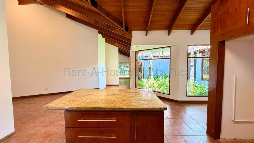 Venta de casa en Jaboncillos Escazú en lote de 2000 m2
