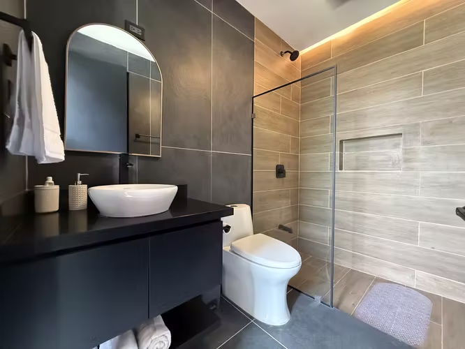 Elegante Casa con Piscina Privada en Residencial Mediterráneo, Playas del Coco - Imagen 11