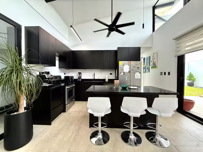 Elegante Casa con Piscina Privada en Residencial Mediterráneo, Playas del Coco - Imagen 2