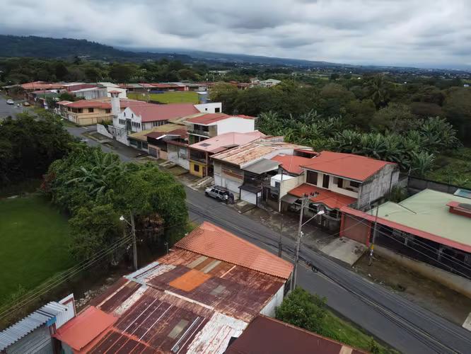 Casa en Venta con Local Comercial en Alajuela a 1.5 km del estadio de La Liga.