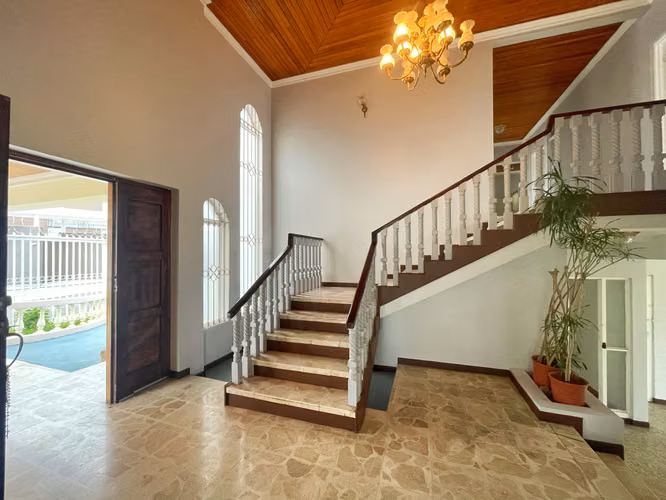 ALQUILER EN ROHRMOSER: CASA GRANDE CON JARDÍN! P371