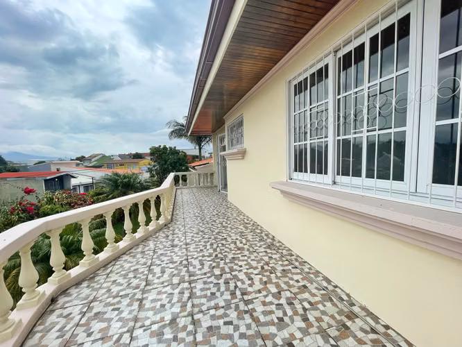 ALQUILER EN ROHRMOSER: CASA GRANDE CON JARDÍN! P371