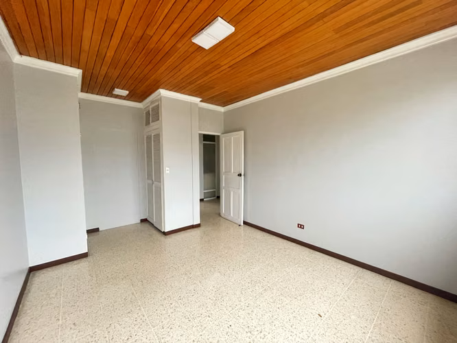 ALQUILER EN ROHRMOSER: CASA GRANDE CON JARDÍN! P371