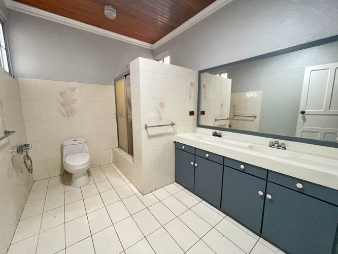 ALQUILER EN ROHRMOSER: CASA GRANDE CON JARDÍN! P371