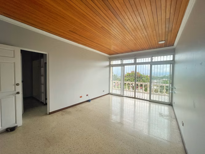 ALQUILER EN ROHRMOSER: CASA GRANDE CON JARDÍN! P371