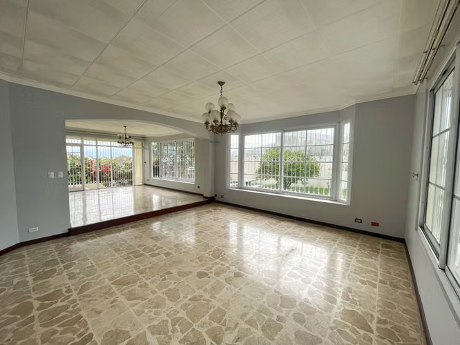 ALQUILER EN ROHRMOSER: CASA GRANDE CON JARDÍN! P371