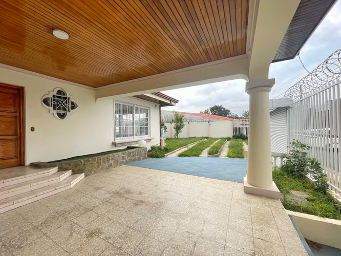ALQUILER EN ROHRMOSER: CASA GRANDE CON JARDÍN! P371