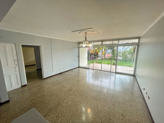 ALQUILER EN ROHRMOSER: CASA GRANDE CON JARDÍN! P371