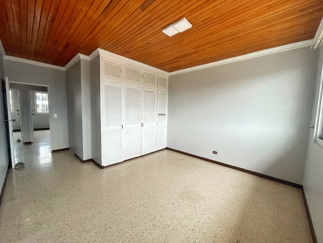 ALQUILER EN ROHRMOSER: CASA GRANDE CON JARDÍN! P371