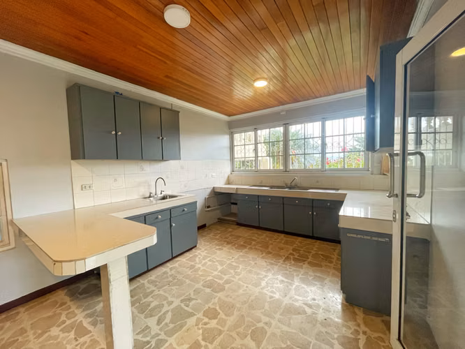 ALQUILER EN ROHRMOSER: CASA GRANDE CON JARDÍN! P371
