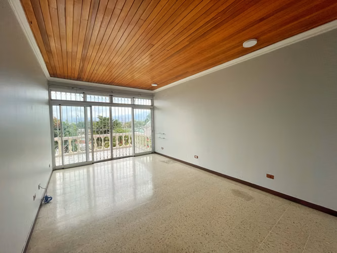 ALQUILER EN ROHRMOSER: CASA GRANDE CON JARDÍN! P371