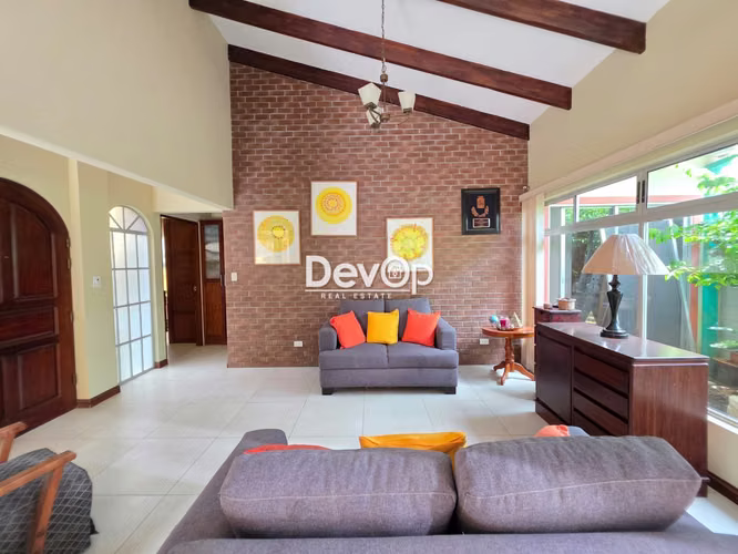 Venta de casa con patio. Santa Ana-Belén