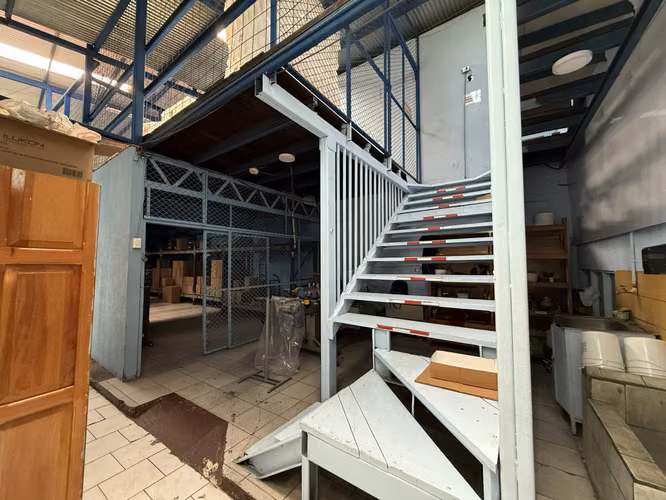 G.A. Se Vende Edificio con fábrica de Siropes y Apartamentos, Heredia.