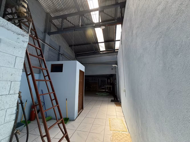 G.A. Se Vende Edificio con fábrica de Siropes y Apartamentos, Heredia.
