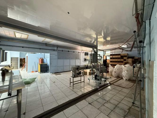 G.A. Se Vende Edificio con fábrica de Siropes y Apartamentos, Heredia.