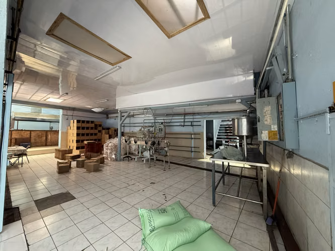 G.A. Se Vende Edificio con fábrica de Siropes y Apartamentos, Heredia.