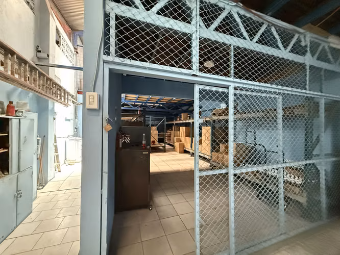 G.A. Se Vende Edificio con fábrica de Siropes y Apartamentos, Heredia.