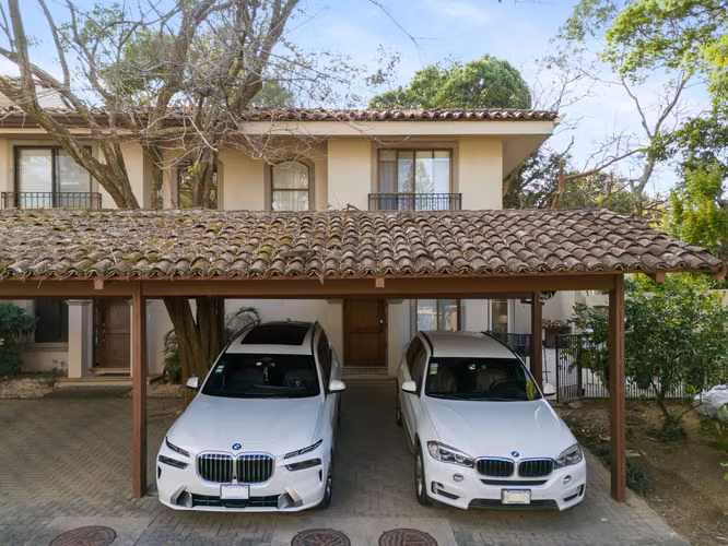 Casa Impecable y Remodelada en Hacienda los Maderos.
