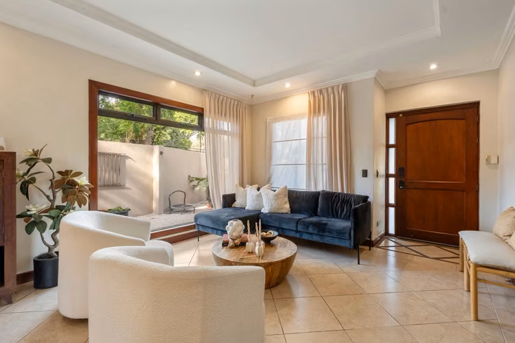 Casa Impecable y Remodelada en Hacienda los Maderos.
