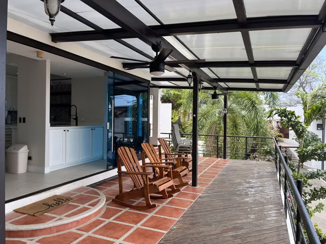 Alquilo casa amueblada en Punta Leona, incluye los servicios y servicio de limpieza