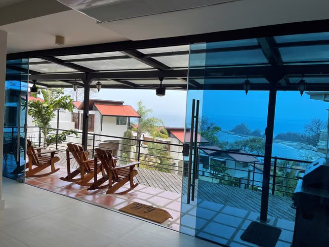 Alquilo casa amueblada en Punta Leona, incluye los servicios y servicio de limpieza