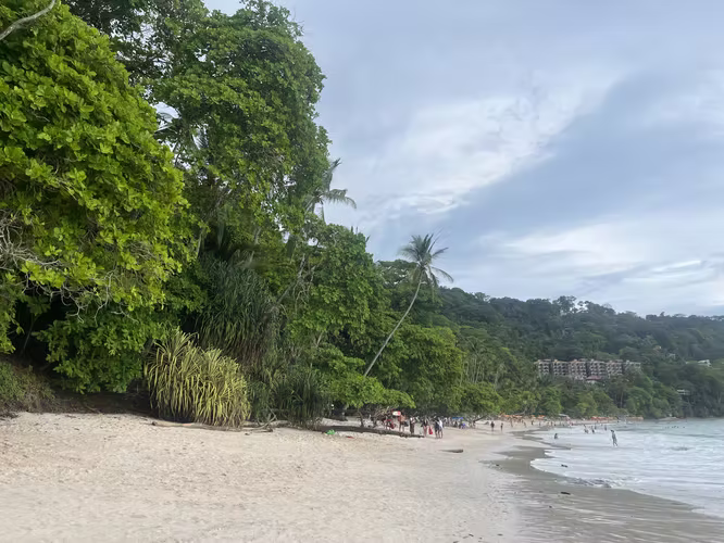 Alquilo casa amueblada en Punta Leona, incluye los servicios y servicio de limpieza