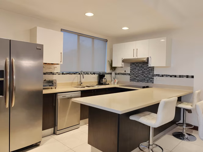 ALQUILO APARTAMENTO DE LUJO EN BOSQUES DE ESCAZU, 3 HAB, SALA TV, VISTA