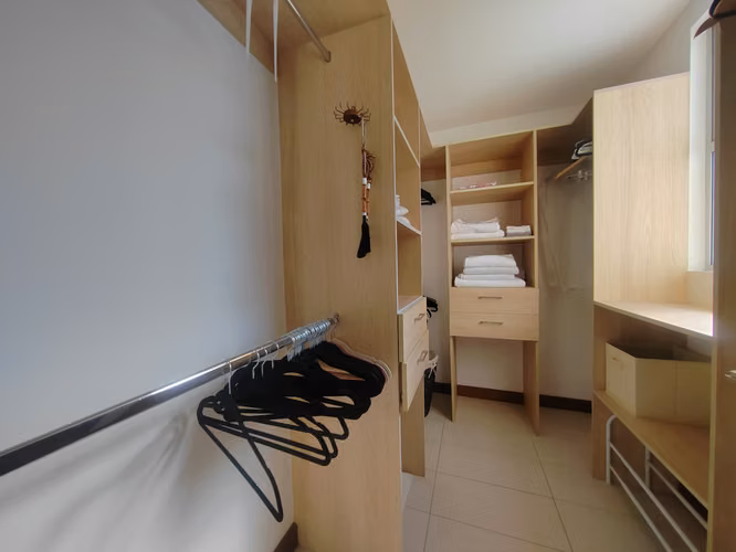 ALQUILO APARTAMENTO DE LUJO EN BOSQUES DE ESCAZU, 3 HAB, SALA TV, VISTA